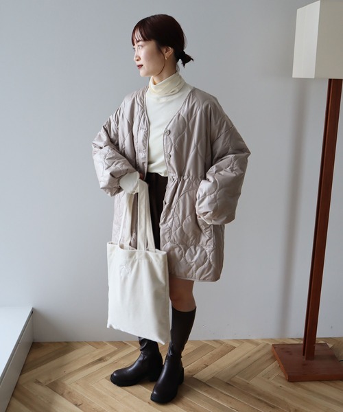 earth music&ecology（アースミュージックアンドエコロジー）の「キルティングハーフコート（ノーカラージャケット・レディース・アイボリー/ブラック/ベージュ・FREE）」の4枚目の写真