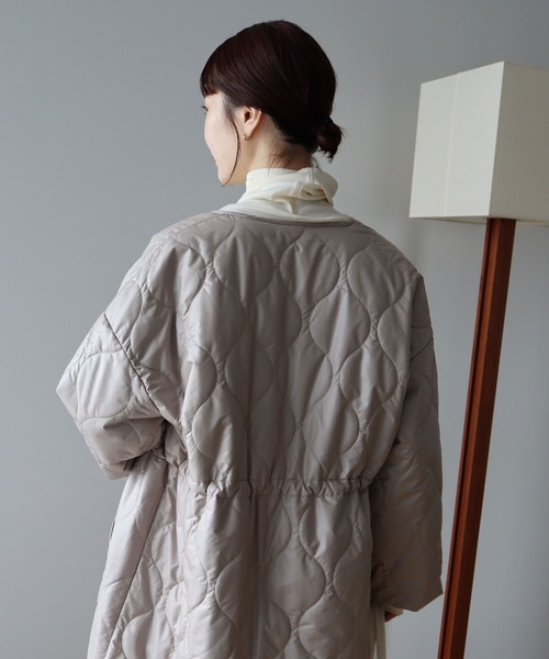 earth music&ecology（アースミュージックアンドエコロジー）の「キルティングハーフコート（ノーカラージャケット・レディース・アイボリー/ブラック/ベージュ・FREE）」の5枚目の写真