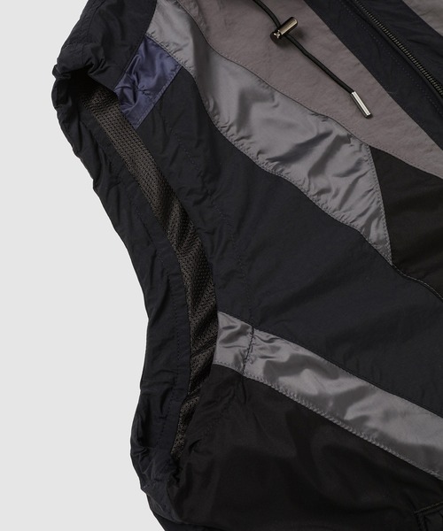 ANREALAGE(アンリアレイジ)の「WINDBREAKER PANEL VEST(ダウンベスト・メンズ・ベージュ/ブラック・48/46)」の7枚目の写真