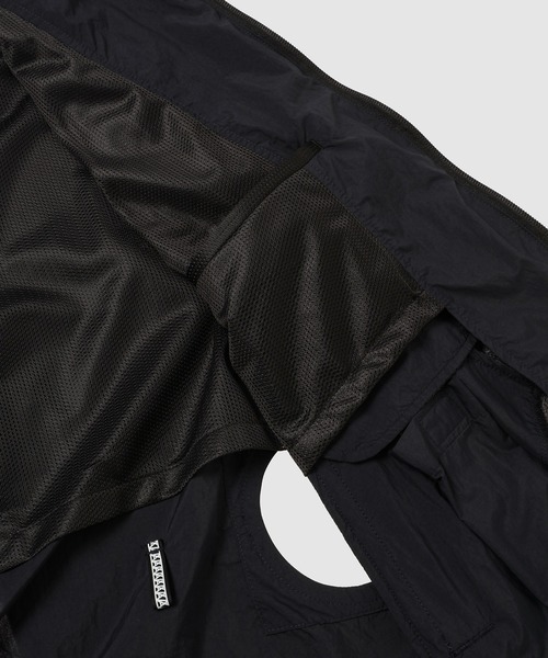 ANREALAGE(アンリアレイジ)の「WINDBREAKER PANEL VEST(ダウンベスト・メンズ・ベージュ/ブラック・48/46)」の10枚目の写真