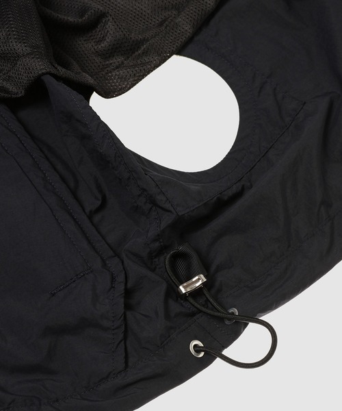 ANREALAGE(アンリアレイジ)の「WINDBREAKER PANEL VEST(ダウンベスト・メンズ・ベージュ/ブラック・48/46)」の11枚目の写真