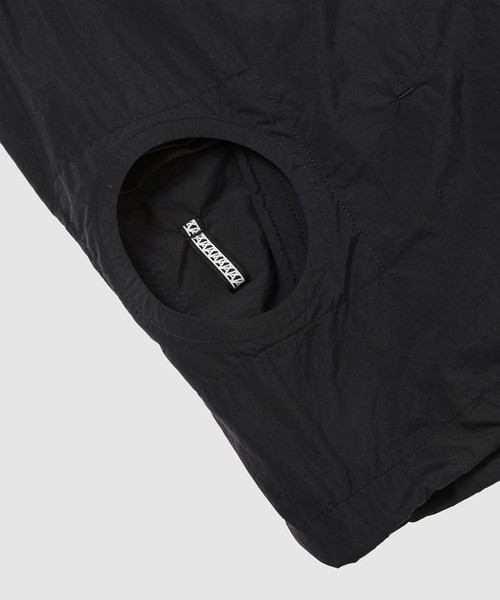 ANREALAGE(アンリアレイジ)の「WINDBREAKER PANEL VEST(ダウンベスト・メンズ・ベージュ/ブラック・48/46)」の13枚目の写真