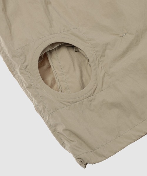 ANREALAGE(アンリアレイジ)の「WINDBREAKER PANEL VEST(ダウンベスト・メンズ・ベージュ/ブラック・48/46)」の17枚目の写真