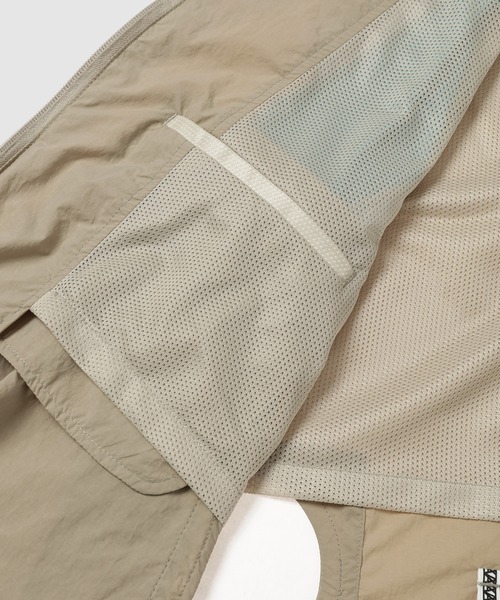 ANREALAGE(アンリアレイジ)の「WINDBREAKER PANEL VEST(ダウンベスト・メンズ・ベージュ/ブラック・48/46)」の16枚目の写真