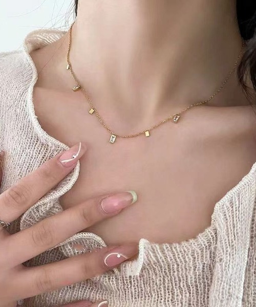 L LABEL（エルラベル）の「スクエアビジューステーションネックレス（ネックレス・レディース・ゴールド・FREE）」の9枚目の写真
