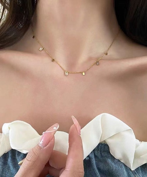 L LABEL（エルラベル）の「スクエアビジューステーションネックレス（ネックレス・レディース・ゴールド・FREE）」の5枚目の写真