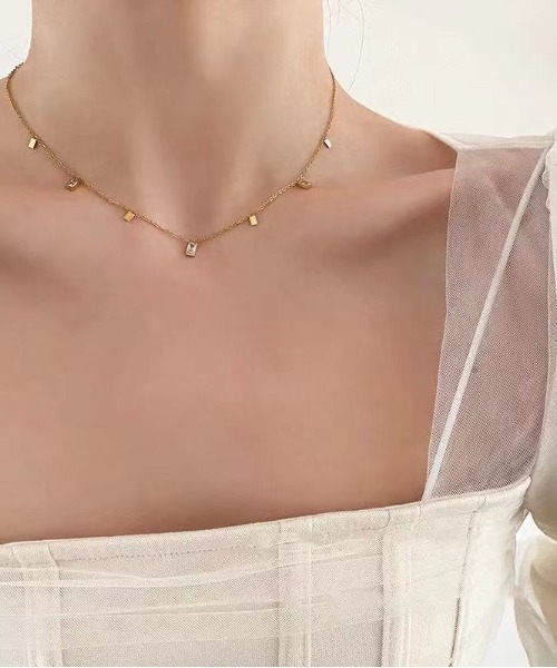 L LABEL（エルラベル）の「スクエアビジューステーションネックレス（ネックレス・レディース・ゴールド・FREE）」の7枚目の写真