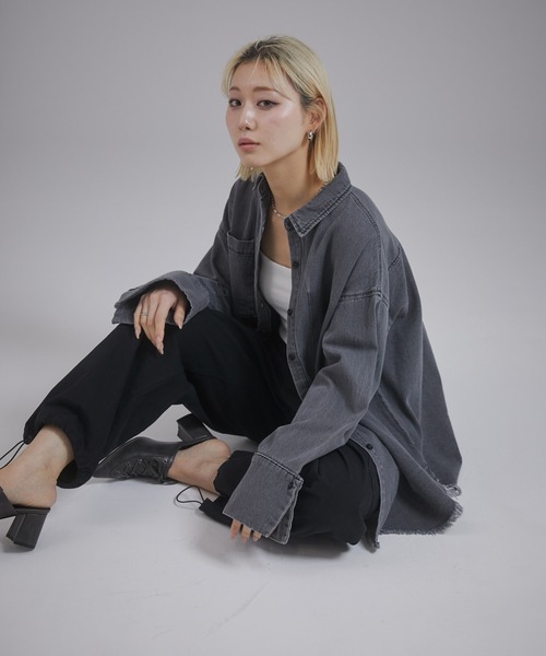 ENVYM（アンビー）の「ビックカフスオーバーサイズデニムシャツ（シャツ/ブラウス・レディース・ブルー/ブラック・FREE）」の15枚目の写真