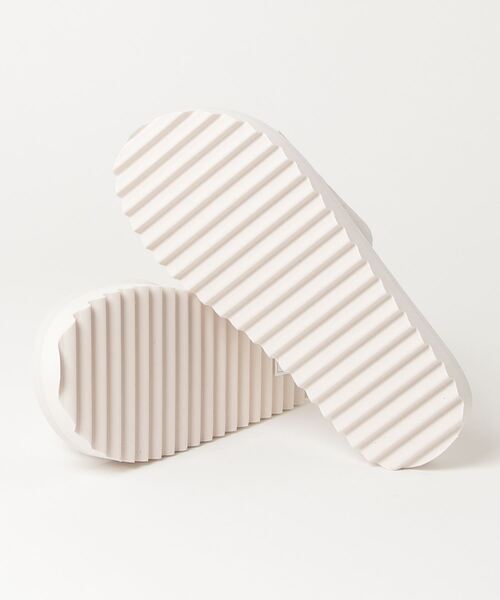 MICHAEL KORS(マイケルコース)の「【MICHAEL KORS/マイケルコース】TEAGAN MERRICK/スライドサンダル(サンダル・レディース・ベージュ/ブラック・23.5cm/23.0cm/22.5cm)」の4枚目の写真