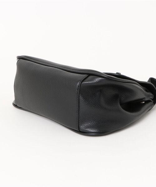 BarcosBlue（バルコスブルー）の「【BarcosBlue/バルコスブルー】シュリンクレザー調台形バッグ（ショルダーバッグ・レディース・ベージュ/ブラック・ONE SIZE）」の10枚目の写真