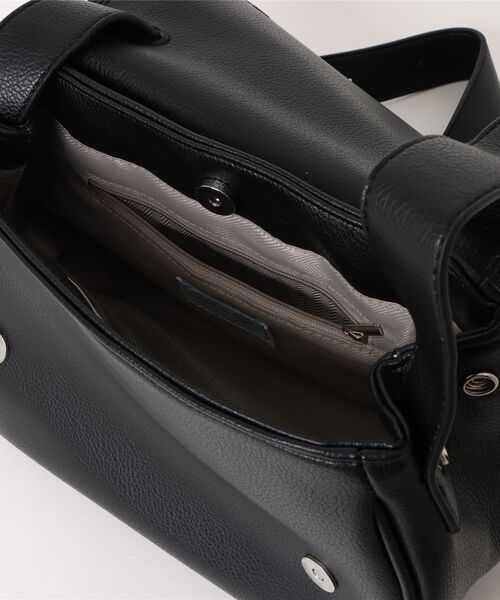 BarcosBlue（バルコスブルー）の「【BarcosBlue/バルコスブルー】シュリンクレザー調台形バッグ（ショルダーバッグ・レディース・ベージュ/ブラック・ONE SIZE）」の11枚目の写真