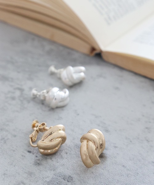 niko and...（ニコアンド）の「結びイヤリング（イヤリング・レディース・イエロー/グレー・0）」の2枚目の写真