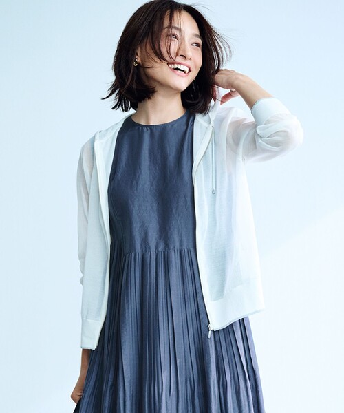 J.PRESS(ジェイプレス)の「【WEB限定カラーあり・洗える】SHEER LIGHT KNIT ラメ パーカー(パーカー・レディース・スカイブルー系/ピンク系/ベージュ系/ホワイト系/ネイビー系/ピーコックグリーン系・T13/T15)」の2枚目の写真