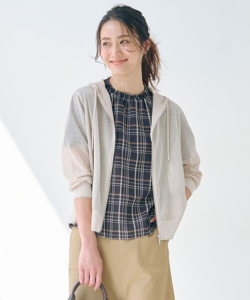 J.PRESS(ジェイプレス)の「【WEB限定カラーあり・洗える】SHEER LIGHT KNIT ラメ パーカー(パーカー・レディース・スカイブルー系/ピンク系/ベージュ系/ホワイト系/ネイビー系/ピーコックグリーン系・T13/T15)」の3枚目の写真