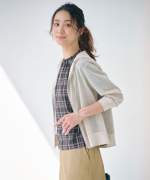 J.PRESS(ジェイプレス)の「【WEB限定カラーあり・洗える】SHEER LIGHT KNIT ラメ パーカー(パーカー・レディース・スカイブルー系/ピンク系/ベージュ系/ホワイト系/ネイビー系/ピーコックグリーン系・T13/T15)」の11枚目の写真