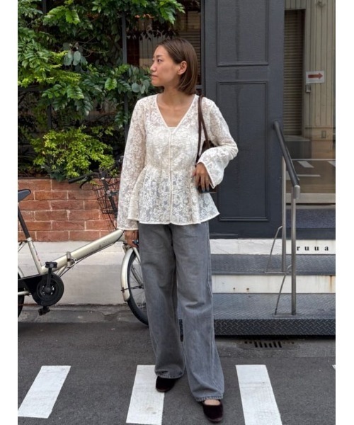 titivate（ティティベイト）の「Vネックペプラムデザインレースブラウス（シャツ/ブラウス・レディース・ブラック/オフホワイト・S/L/M）」の3枚目の写真