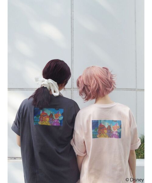 merry jenny（メリージェニー）の「Lilo & Stitch 「ジジとマートルの仲間たち」Tシャツ（Tシャツ/カットソー・レディース・オフホワイト/チャコールグレー/ピンク・FREE）」の4枚目の写真