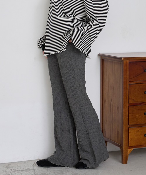 forksy.（フォルクシー）の「【forksy.】＜エブリデイシリーズ＞シャーリング 裾メロー フレアパンツ（その他パンツ・レディース・オフホワイト/ブラック/ライトブルー/ブラウン/ライトグレー/キャメル/レッド/イエロー/チャコールグレー/レッド系・M/L/S）」の3枚目の写真