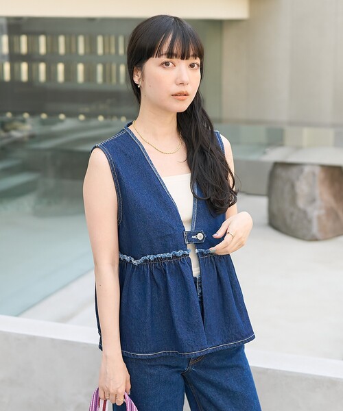 FREAK'S STORE(フリークスストア)の「デニム ペプラムギャザーベスト(ベスト・レディース・ネイビー/ブルー/ベージュ/オフホワイト・フリ-)」の9枚目の写真