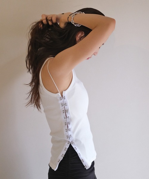 AKTE(アクテ)の「サイドホックタンクトップ(タンクトップ・レディース・ホワイト/ブラック・FREE)」の1枚目の写真