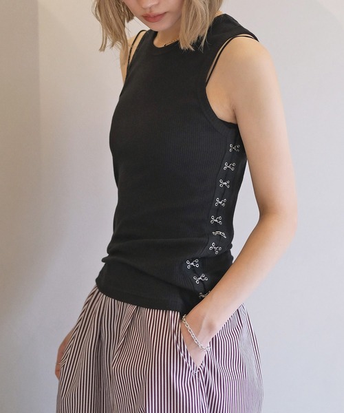 AKTE(アクテ)の「サイドホックタンクトップ(タンクトップ・レディース・ホワイト/ブラック・FREE)」の2枚目の写真