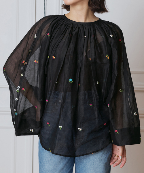 IENA LA BOUCLE(イエナラブークル)の「IENA LA BOUCLE フラワー刺繍ボレロブラウス(シャツ/ブラウス・レディース・ブラック・FREE)」の3枚目の写真