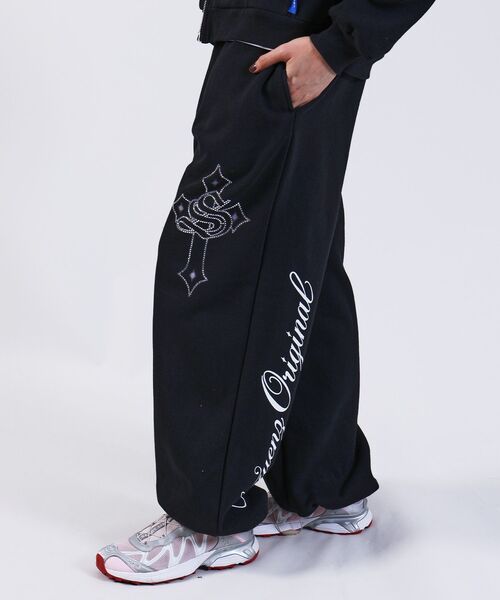 セール】【SEQUENZ（シークエンズ）】CROSS RHINE STONE SWEAT PANTS