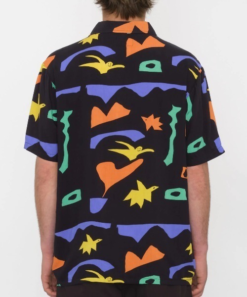 VOLCOM（ボルコム）の「【VOLCOM/ボルコム】Arthur Longo Shirt/総柄半袖オープンカラーシャツ（シャツ/ブラウス・メンズ・ブラック・MEDIUM）」の2枚目の写真