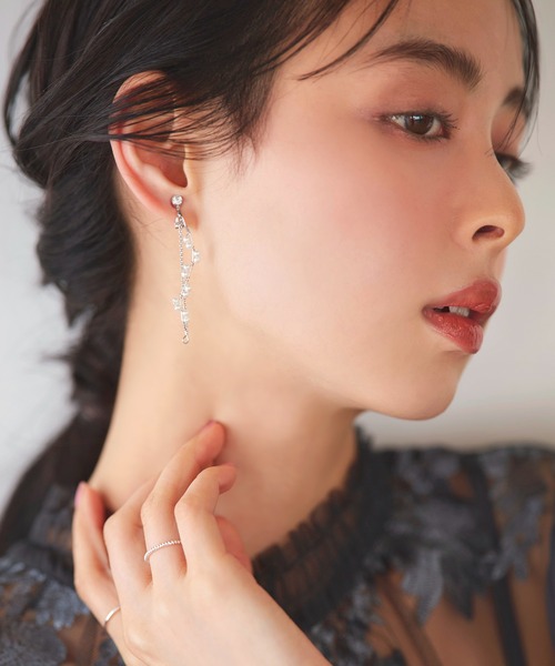 RUIRUE BOUTIQUE(ルイルエブティック)の「スモール パール ウェーブライン & チェーン ドロップ イヤリング | レディース 結婚式 パーティードレス セレモニー お呼ばれ 華やか オケージョン 揺れる アクセサリー(イヤリング・レディース・シルバー/ゴールド・FREE)」の2枚目の写真