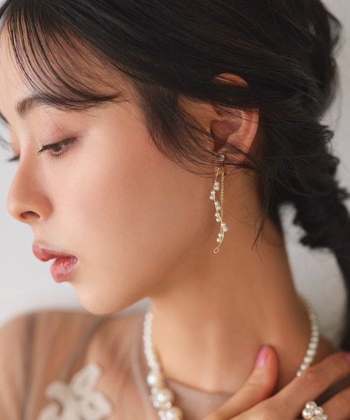 RUIRUE BOUTIQUE(ルイルエブティック)の「スモール パール ウェーブライン & チェーン ドロップ イヤリング | レディース 結婚式 パーティードレス セレモニー お呼ばれ 華やか オケージョン 揺れる アクセサリー(イヤリング・レディース・シルバー/ゴールド・FREE)」の1枚目の写真