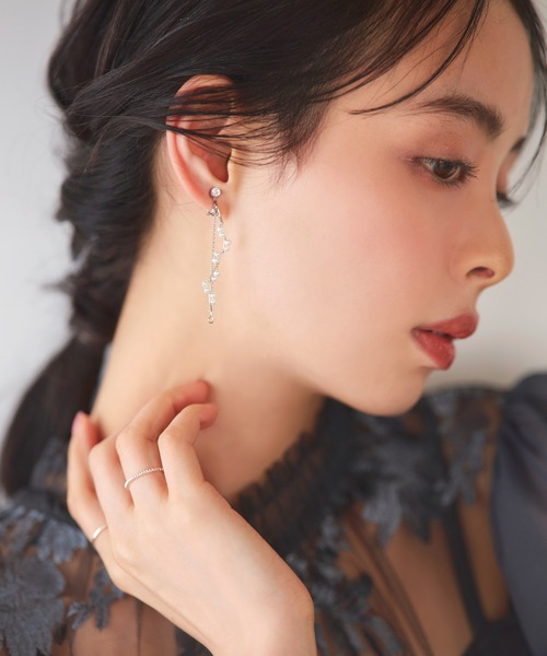 RUIRUE BOUTIQUE(ルイルエブティック)の「スモール パール ウェーブライン & チェーン ドロップ イヤリング | レディース 結婚式 パーティードレス セレモニー お呼ばれ 華やか オケージョン 揺れる アクセサリー(イヤリング・レディース・シルバー/ゴールド・FREE)」の4枚目の写真