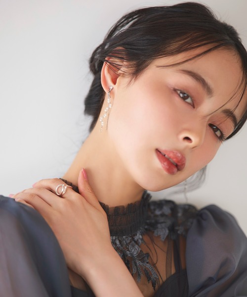 RUIRUE BOUTIQUE(ルイルエブティック)の「スモール パール ウェーブライン & チェーン ドロップ イヤリング | レディース 結婚式 パーティードレス セレモニー お呼ばれ 華やか オケージョン 揺れる アクセサリー(イヤリング・レディース・シルバー/ゴールド・FREE)」の5枚目の写真