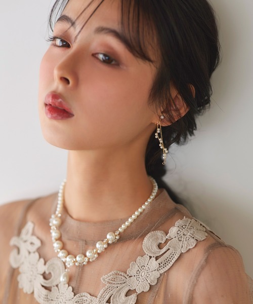 RUIRUE BOUTIQUE(ルイルエブティック)の「スモール パール ウェーブライン & チェーン ドロップ イヤリング | レディース 結婚式 パーティードレス セレモニー お呼ばれ 華やか オケージョン 揺れる アクセサリー(イヤリング・レディース・シルバー/ゴールド・FREE)」の8枚目の写真