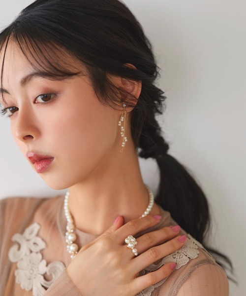 RUIRUE BOUTIQUE(ルイルエブティック)の「スモール パール ウェーブライン & チェーン ドロップ イヤリング | レディース 結婚式 パーティードレス セレモニー お呼ばれ 華やか オケージョン 揺れる アクセサリー(イヤリング・レディース・シルバー/ゴールド・FREE)」の9枚目の写真