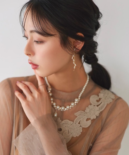 RUIRUE BOUTIQUE(ルイルエブティック)の「スモール パール ウェーブライン & チェーン ドロップ イヤリング | レディース 結婚式 パーティードレス セレモニー お呼ばれ 華やか オケージョン 揺れる アクセサリー(イヤリング・レディース・シルバー/ゴールド・FREE)」の10枚目の写真