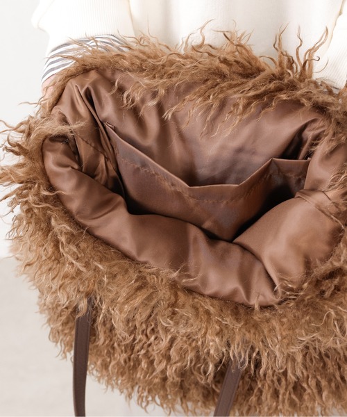 emesuelee(エメスーリー)の「ロングファー トートバッグ(トートバッグ・レディース・ベージュ/モカ/ブラウン・フリー)」の9枚目の写真