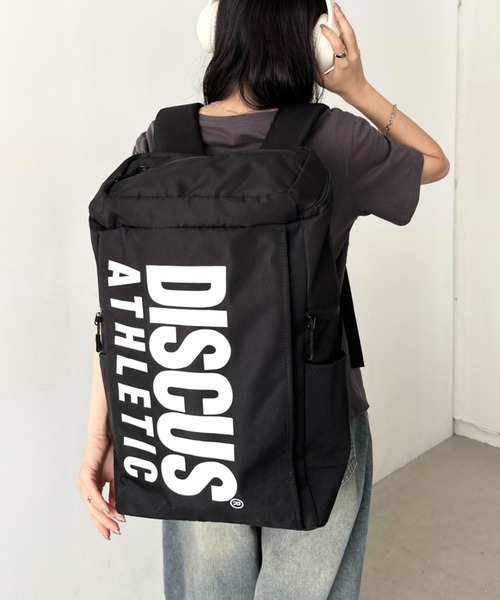 DISCUS(ディスカス)の「DISCUS/ディスカス 撥水 BOX デイパック/バックパック リュック/ロゴプリント/容量 約25リットル(バックパック/リュック・レディース・ブラック×ブラック/ブラック×ホワイト・FREE)」の2枚目の写真