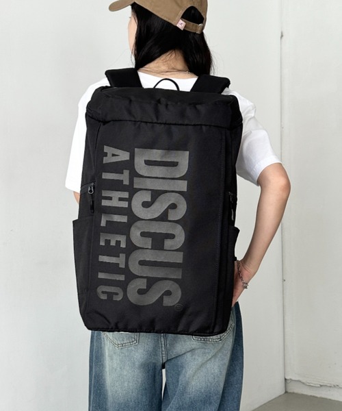 DISCUS(ディスカス)の「DISCUS/ディスカス 撥水 BOX デイパック/バックパック リュック/ロゴプリント/容量 約25リットル(バックパック/リュック・レディース・ブラック×ブラック/ブラック×ホワイト・FREE)」の1枚目の写真