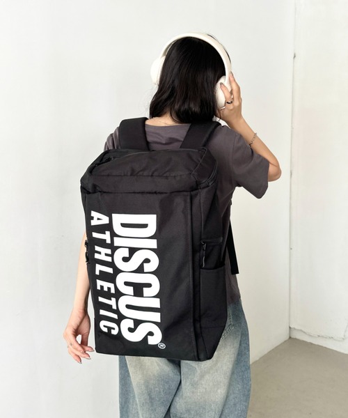 DISCUS(ディスカス)の「DISCUS/ディスカス 撥水 BOX デイパック/バックパック リュック/ロゴプリント/容量 約25リットル(バックパック/リュック・レディース・ブラック×ブラック/ブラック×ホワイト・FREE)」の3枚目の写真