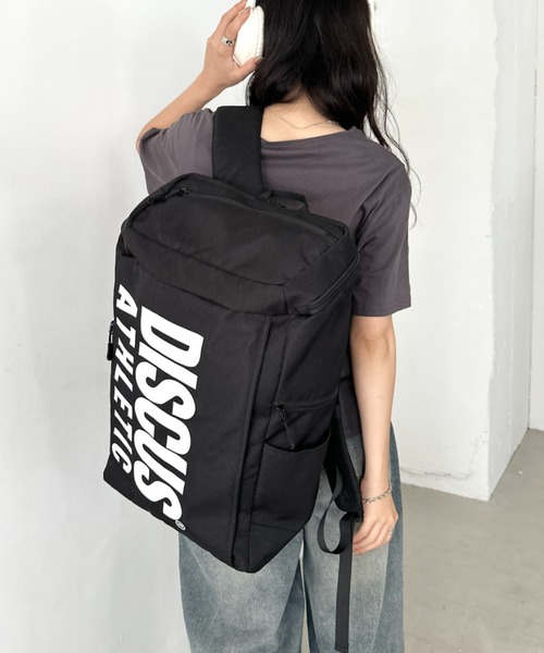 DISCUS(ディスカス)の「DISCUS/ディスカス 撥水 BOX デイパック/バックパック リュック/ロゴプリント/容量 約25リットル(バックパック/リュック・レディース・ブラック×ブラック/ブラック×ホワイト・FREE)」の4枚目の写真