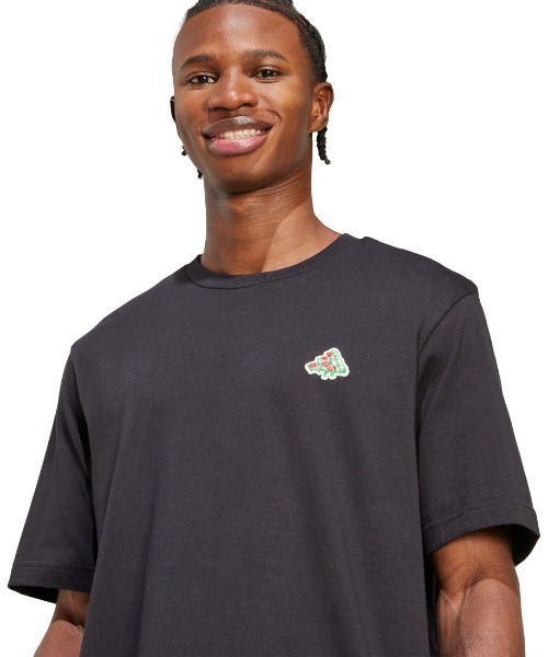adidas(アディダス)の「アディダス adidas ミニピザ グラフィックTシャツ(Tシャツ/カットソー・メンズ・ブラック/ダークグリーン・S/M/L/LL/3L)」の2枚目の写真