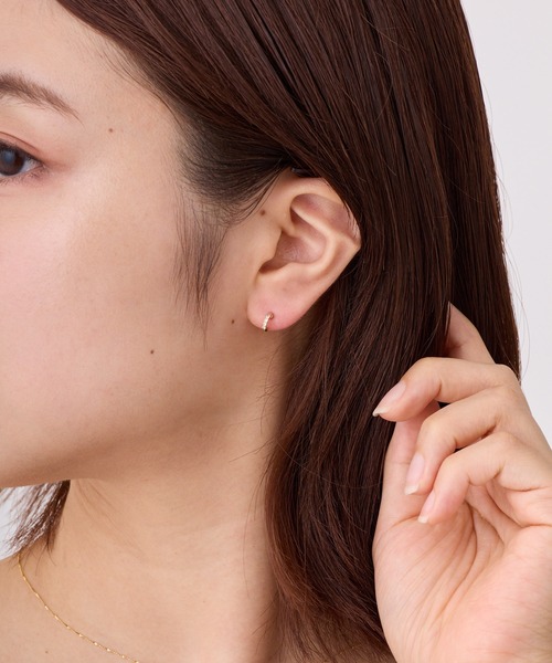 CALIN STANDARD(カリンスタンダード)の「◆金属アレルギー対応◆◆made in japan◆【純金厚メッキ】ビジューライン 極小ミニマルカーブピアス(ピアス(両耳用)・レディース・シルバー/ゴールド/ピンクゴールド・FREE)」の4枚目の写真