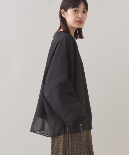 OMNES（オムネス）の「ダンボールニット×オーガンジー 2WAYレイヤードプルオーバー長袖（アンサンブル・レディース・ブラック/グレイッシュベージュ・FREE）」の4枚目の写真