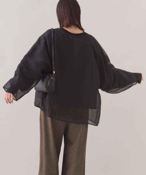 OMNES（オムネス）の「ダンボールニット×オーガンジー 2WAYレイヤードプルオーバー長袖（アンサンブル・レディース・ブラック/グレイッシュベージュ・FREE）」の5枚目の写真