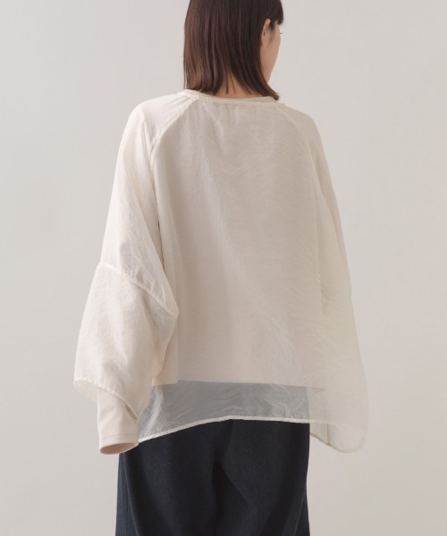 OMNES（オムネス）の「ダンボールニット×オーガンジー 2WAYレイヤードプルオーバー長袖（アンサンブル・レディース・ブラック/グレイッシュベージュ・FREE）」の11枚目の写真