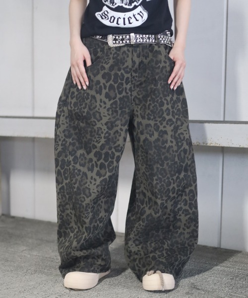 ATMARK(アットマーク)の「【ZOZO限定】ヴィンテージカーブデニムパンツ(デニムパンツ・レディース・ブラック/ブルー/カモフラージュ/レオパード・MEDIUM/LARGE/X-LARGE/SMALL)」の4枚目の写真