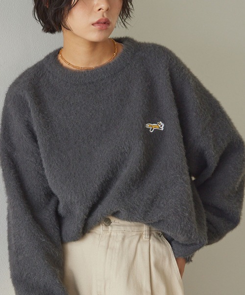 PENNEYS（ぺニーズ）の「PENNEYS/ペニーズ 別注 THE FOX ロゴ ワンポイント刺繍 ロングフェザーオーバーサイズ プルオーバーニット（ニット/セーター・レディース・アイボリー/チェリーレッド/ダークグレー/ネイビー/ベージュ/ブラック・L/M）」の3枚目の写真