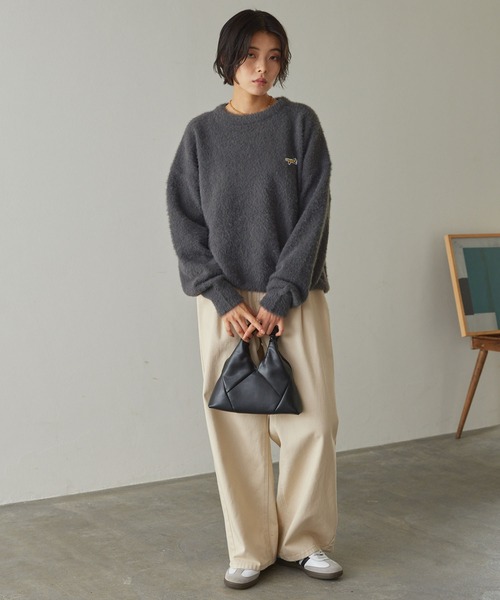 PENNEYS（ぺニーズ）の「PENNEYS/ペニーズ 別注 THE FOX ロゴ ワンポイント刺繍 ロングフェザーオーバーサイズ プルオーバーニット（ニット/セーター・レディース・アイボリー/チェリーレッド/ダークグレー/ネイビー/ベージュ/ブラック・L/M）」の16枚目の写真