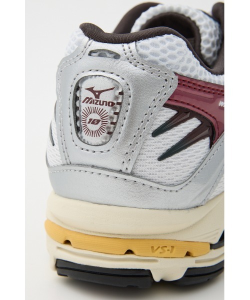 MIZUNO（ミズノ　）の「WAVE RIDER 10（スニーカー・レディース・シルバー/レッド・23cm/23.5cm/24cm/24.5cm/25cm）」の20枚目の写真