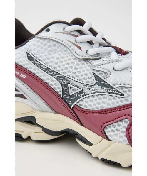 MIZUNO（ミズノ　）の「WAVE RIDER 10（スニーカー・レディース・シルバー/レッド・23cm/23.5cm/24cm/24.5cm/25cm）」の18枚目の写真